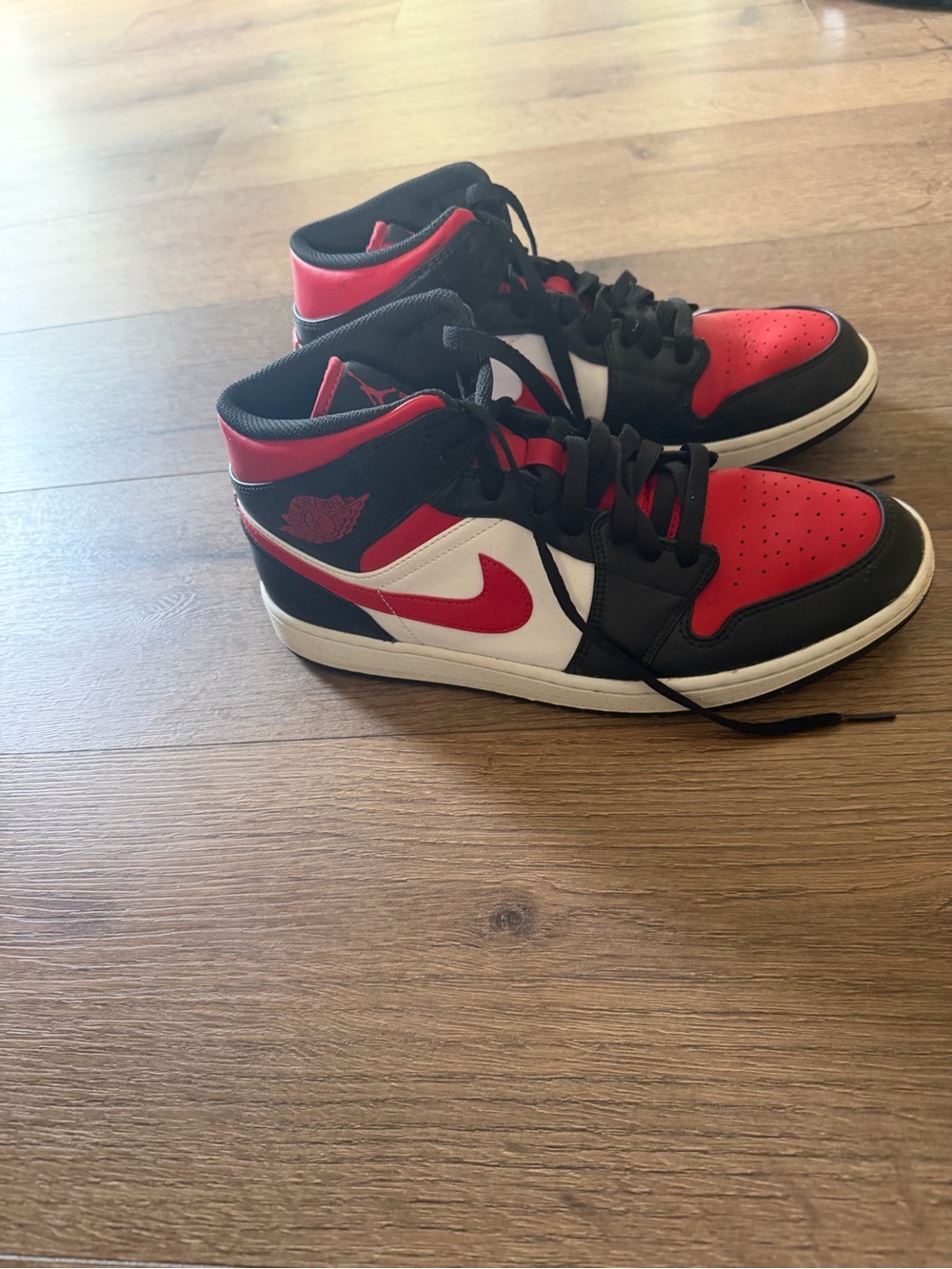 Nike Air Jordan 1 Mid "Bred Toe" - Picture 5 of 8